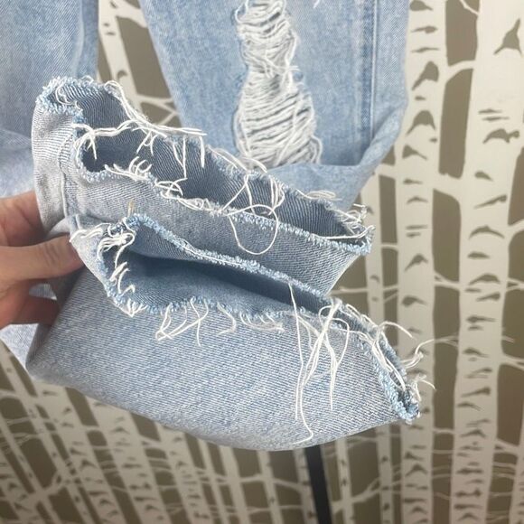 Hollister Ultra High-Rise Mom Jean Super Distressed Light Wash sz W24 L27 - Picture 3 of 11